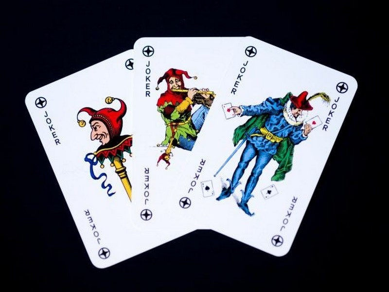 Bài Joker Là Gì? Khám Phá Bí Ẩn Lá Bài Kỳ Lạ